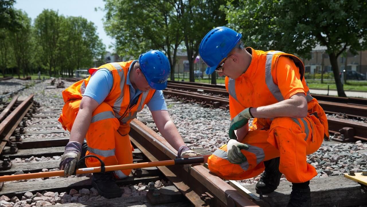 Network rail electrician 2025