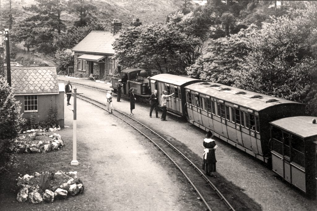 A 1930s photograph of a train on the Ffestiniog Railway