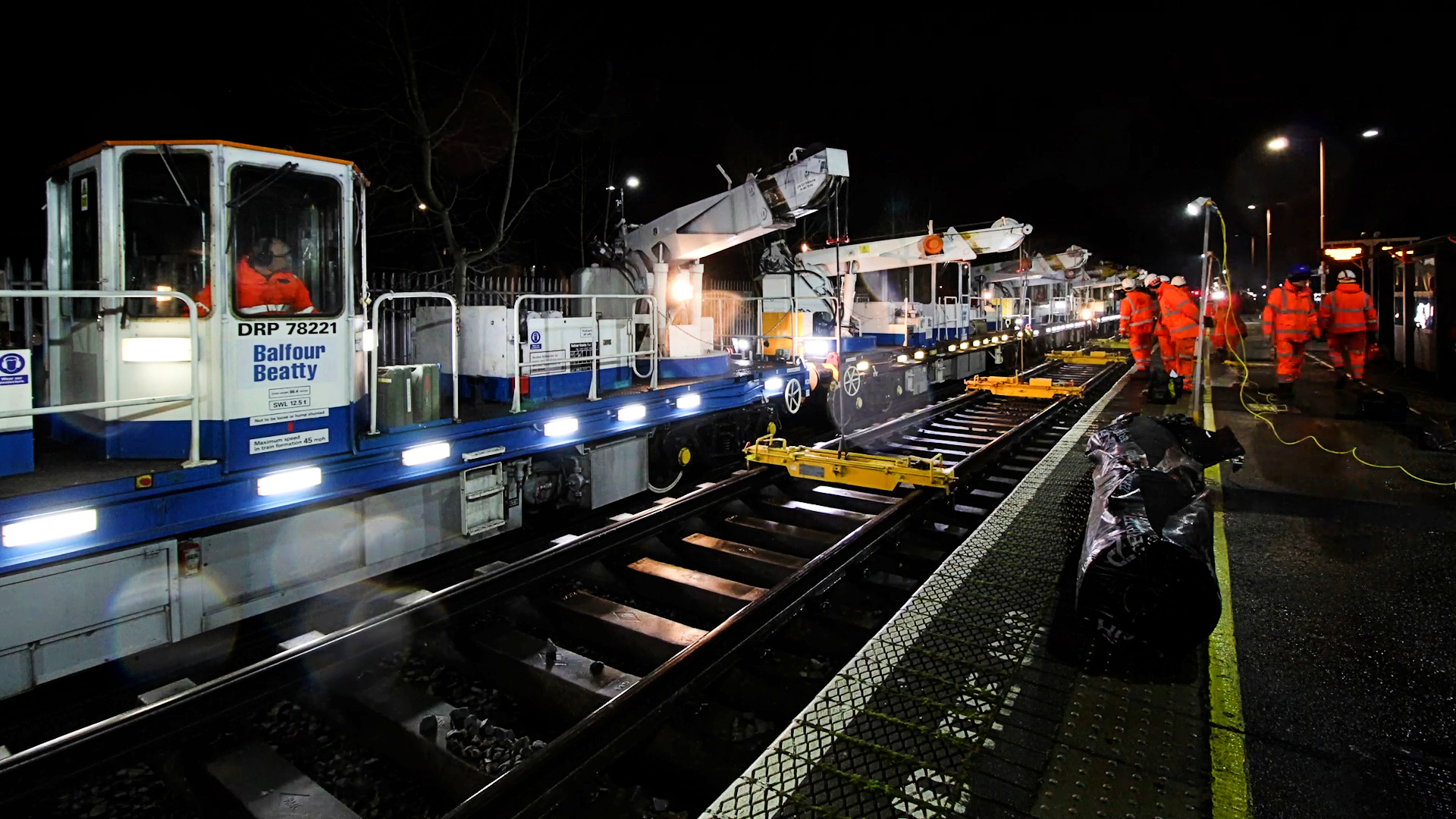 Track removal machines lifting track 