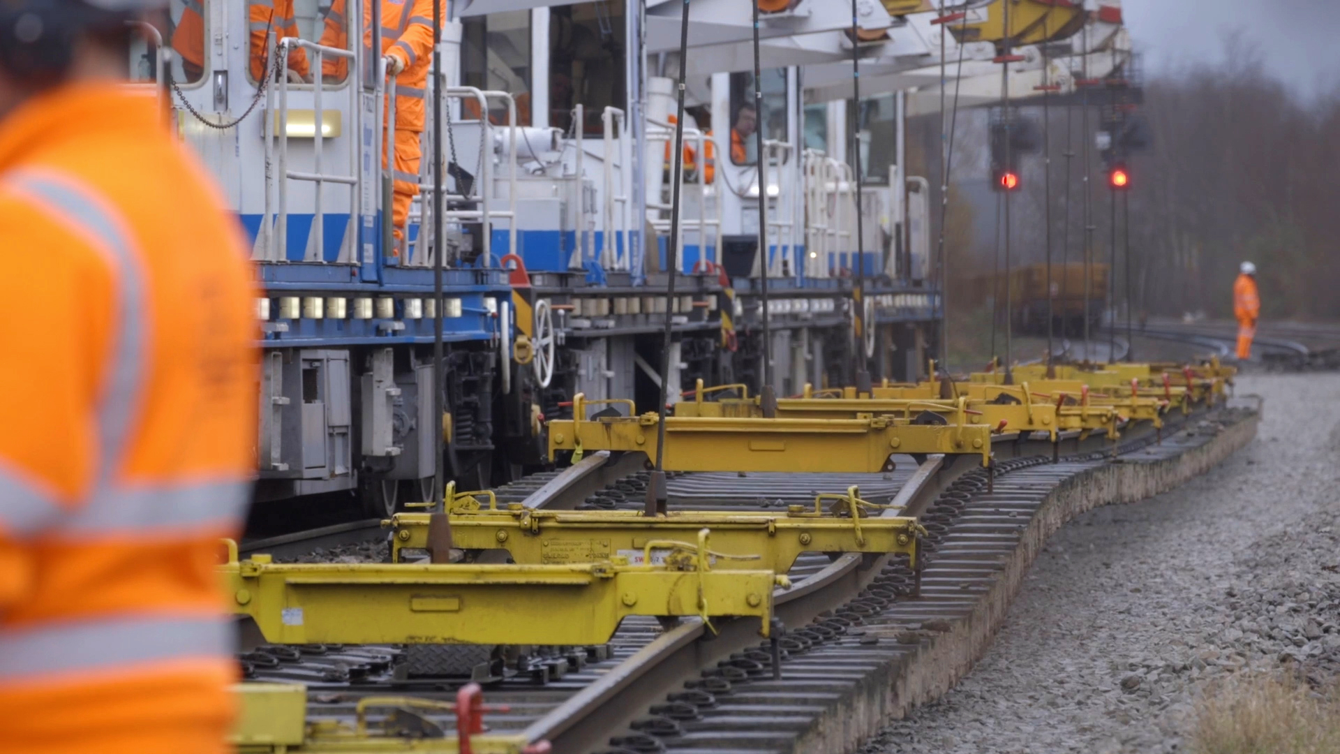 Track removal machine moving track 