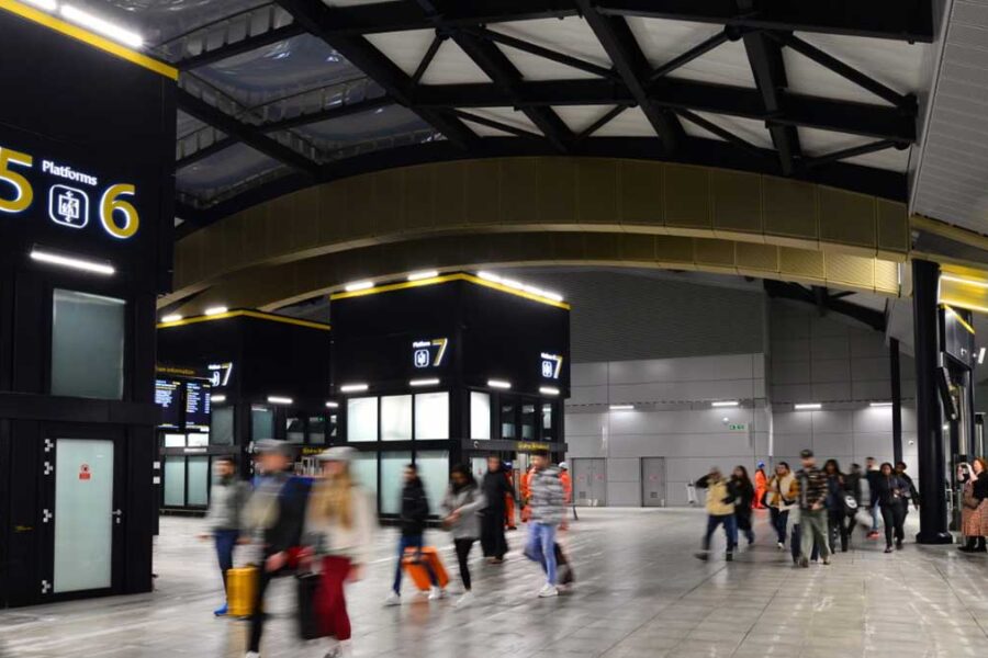 Gatwick-station-airport-entrance-with-passengers