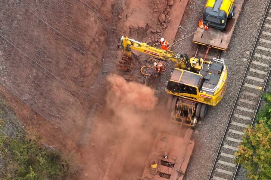 installing-10metre-soil-nails-severn-estuary-Aug2022)