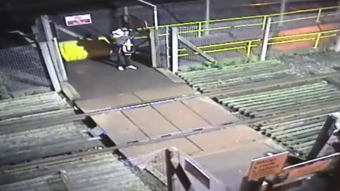 Woman-climbs-over-locked-level-crossing-gate-1035×545